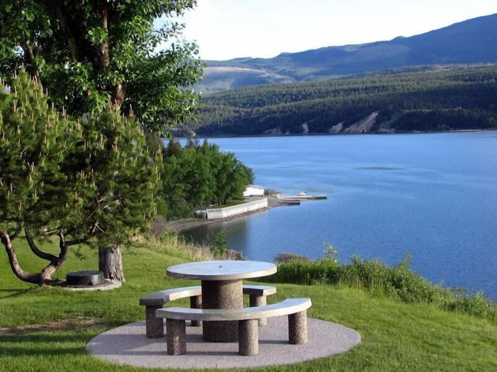 Akiskinook At Windermere Lake - Private Beach Access - New Pool And Hot Tub Now Open! Інвермір Екстер'єр фото